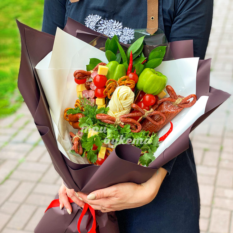 Букет с охотничьими колбасками (в руках флориста)