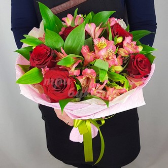 Розы и альстромерии