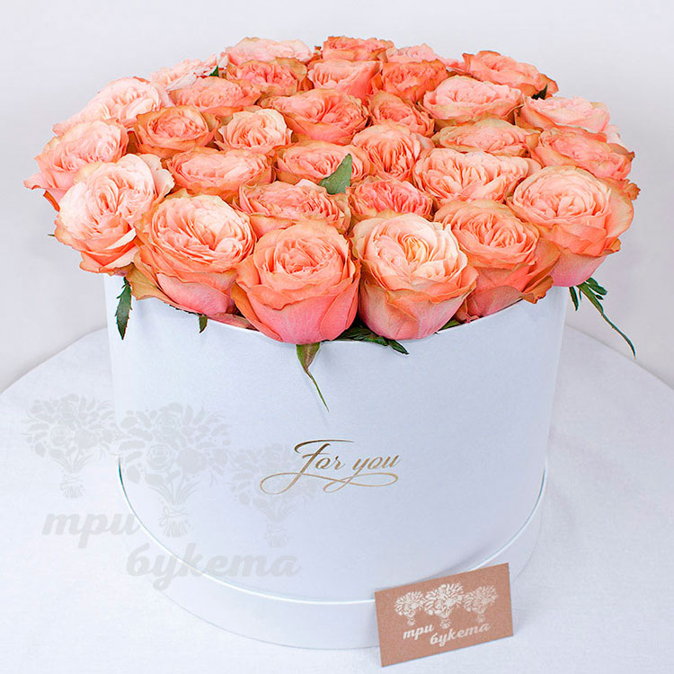 Купить букет из 27 пионовидных роз в шляпной коробке недорого