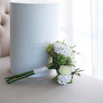 Букет невесты из белых гортензий и роз «Гармоника»