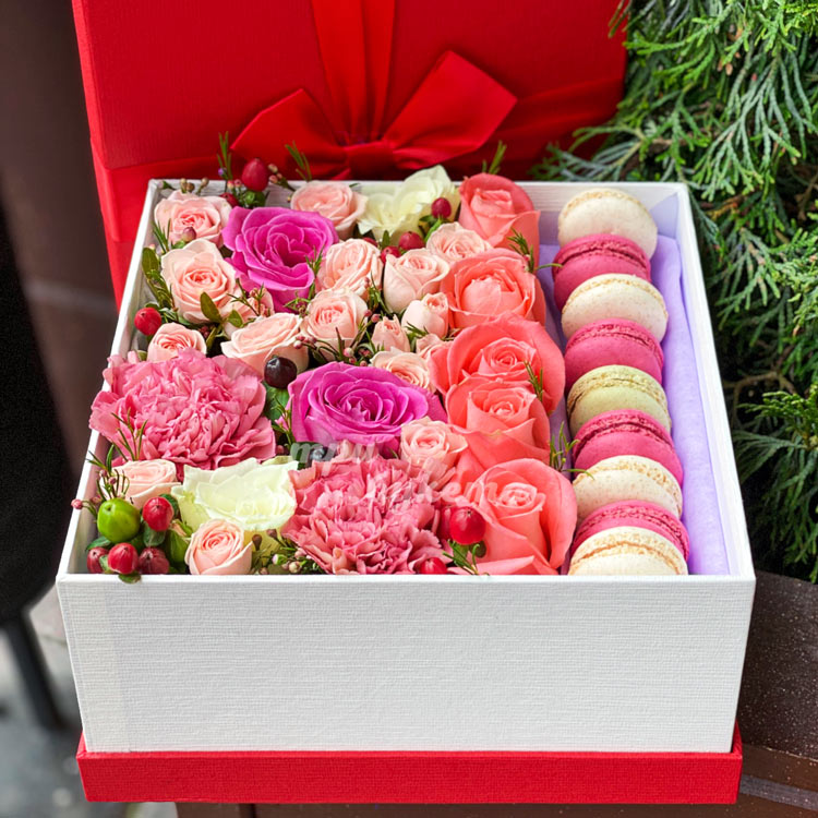 9 макарун с розами (крупный план)