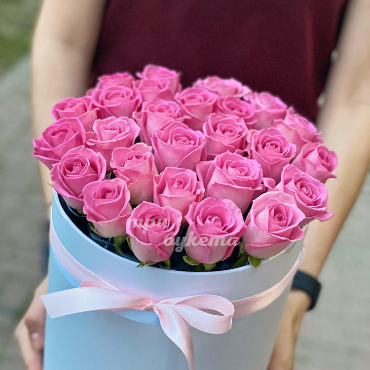 Розовый букет в шляпной коробке (в руках)