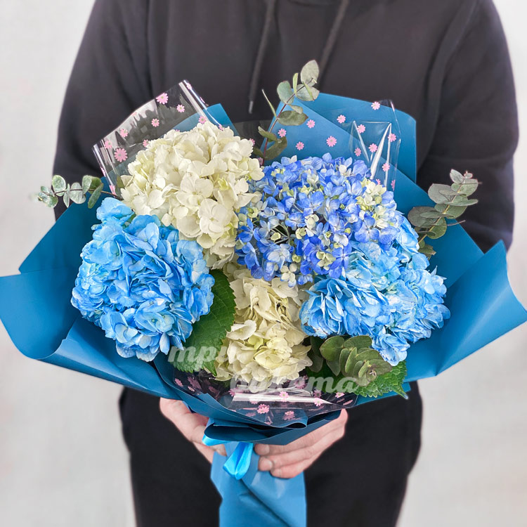 Букет из белых и голубых гортензий