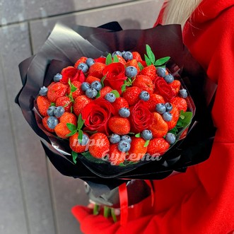Букет из клубники, черники и роз