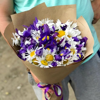 Букет из ромашек и ирисов