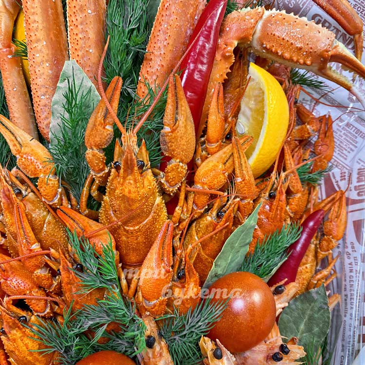 Букет из раков и конечностей краба (крупный план)