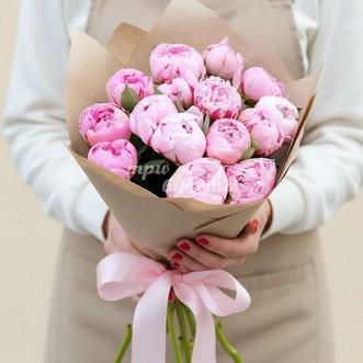 Букет из 15 пионов в крафте