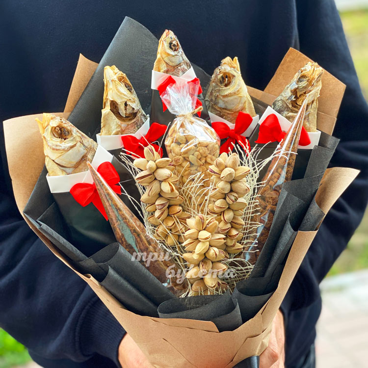 Мужской букет из рыбы и сухариков (в руках флориста)