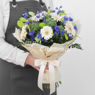 Букет из гербер и васильков