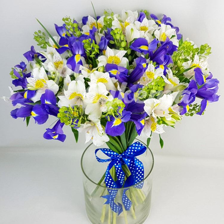 Букет из ирисов и альстромерий (крупный план)