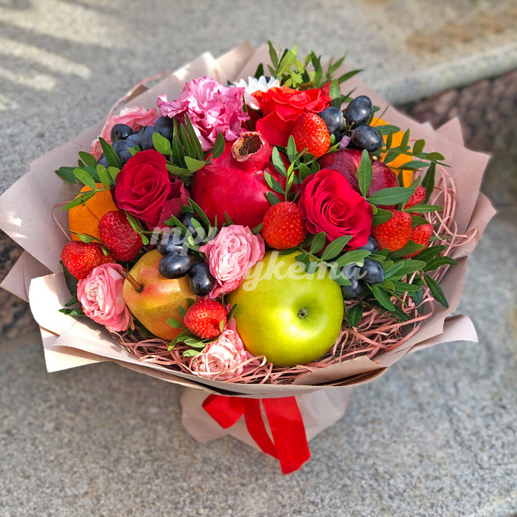 Букет из клубники, фруктов и цветов (на лестнице)