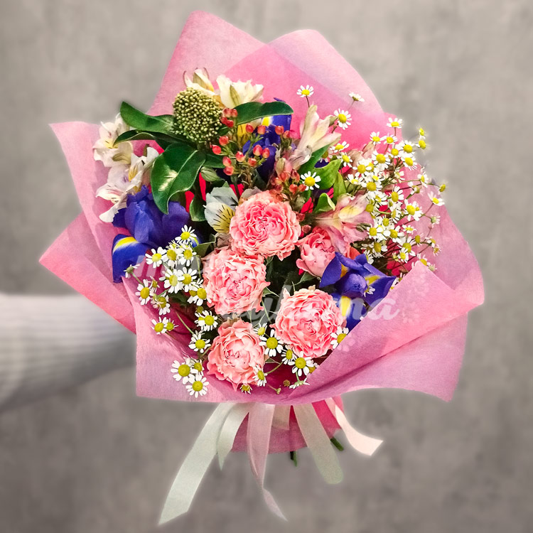 Букет из розовых гвоздик и ирисов