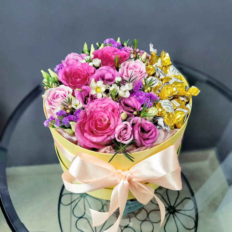 Коробка конфет, роз и эустом