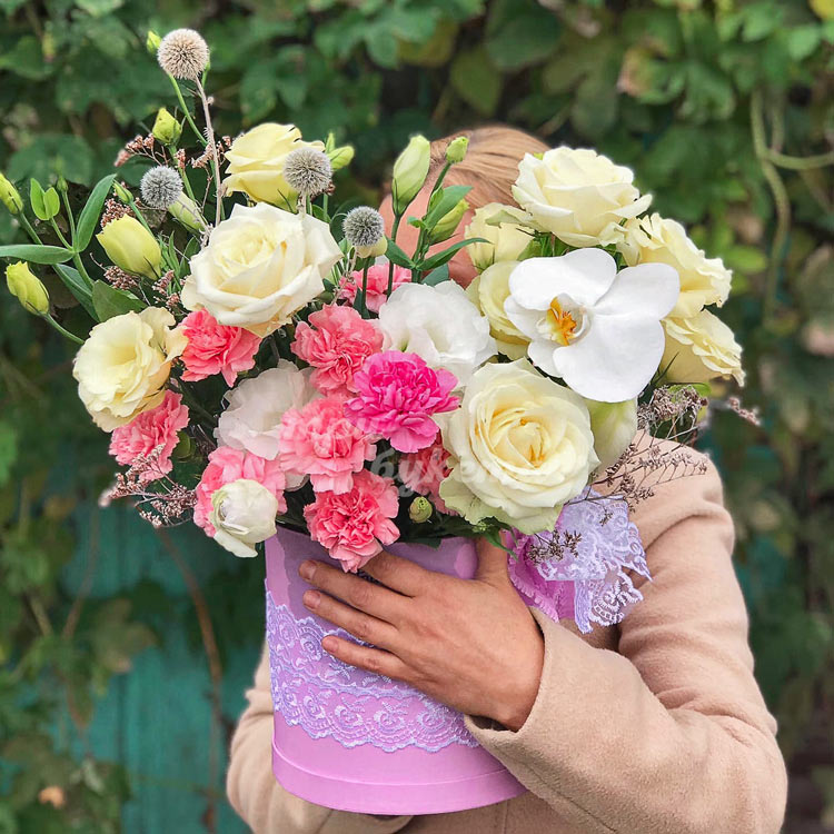 Шляпная коробка с розами и орхидеей