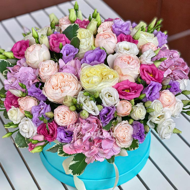 Большая коробка с разноцветными цветами