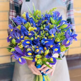 Букет из 15 альстромерий и 25 ирисов