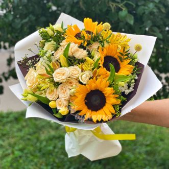 Букет из кустовых роз и подсолнухов