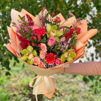 Букет из орхидей, роз и аспарагуса