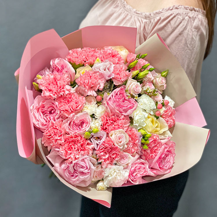 Букет из розовых и белых гвоздик (крупный план)