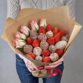 Букет светло-розовых роз и клубники