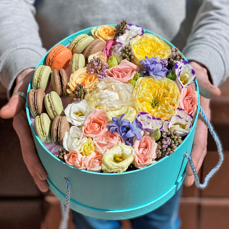 Коробка из эустом, сирени и макарунами