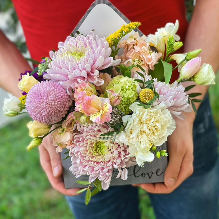 Коробочка с пышными хризантемами