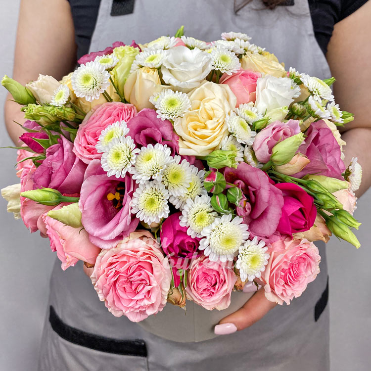 Пионовидные розы и эустомы в коробке (крупный план)