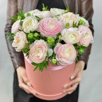 Шляпная коробка с 15 ранункулюсами