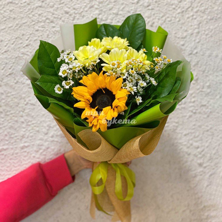 Букет из подсолнуха и ромашек