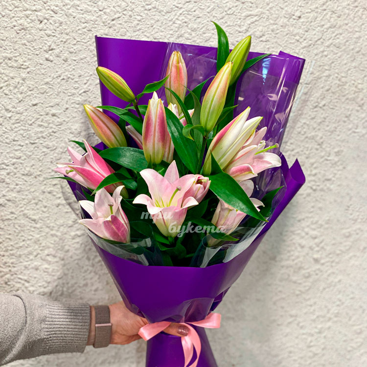 Букет из розовых лилий