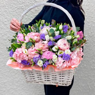 Корзина эустом, гортензий и пионов