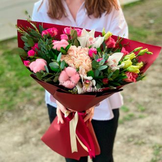 Красный букет с цветами и хлопком