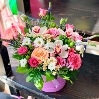 Весенняя композиция цветов в коробке