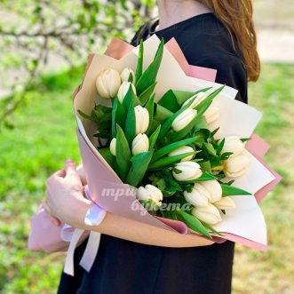 Букет из 19 белых тюльпанов