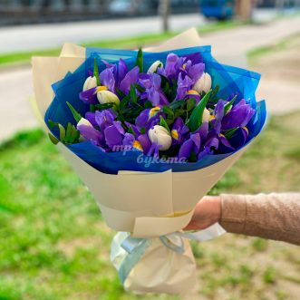 Букет из ирисов и белых тюльпанов