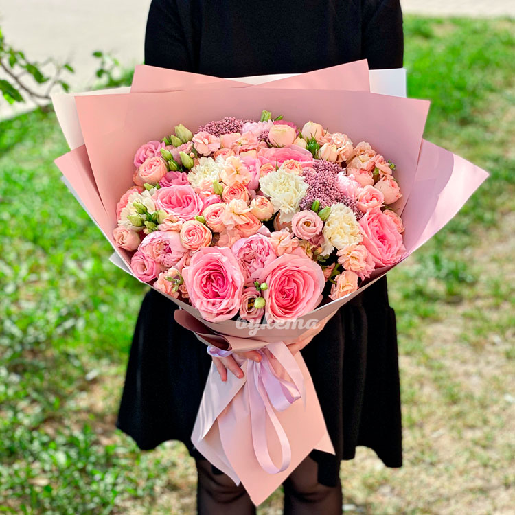 Розовый букет из пионов, роз и маттиол (в руках флориста)