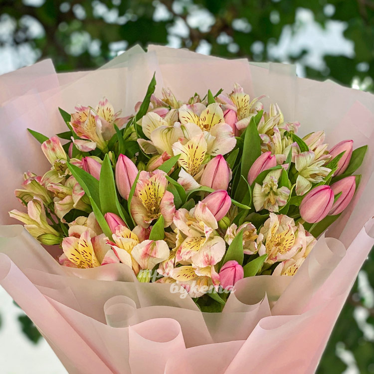 Букет розовых тюльпанов и альстромерий (крупный план)