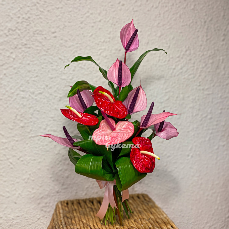 Букет из розовых и красных антуриумов