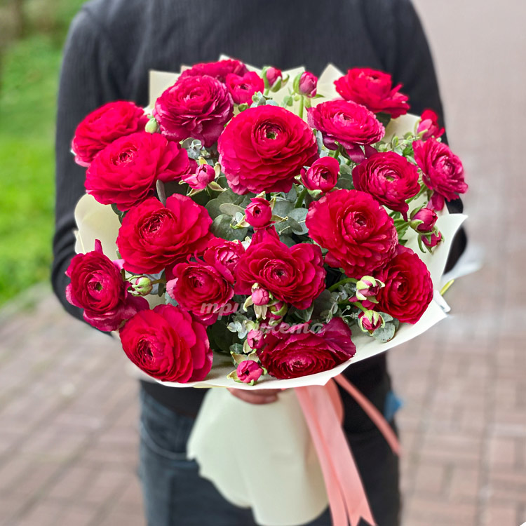 Букет красных ранункулюсов с эвкалиптом (вид сверху)