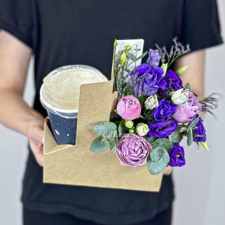 Бокс с кофе и фиолетовыми эустомами (вид сверху)