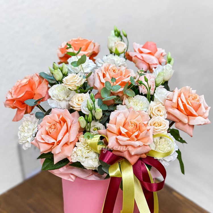 Коробка персиковых роз и белых гвоздик (крупный план)