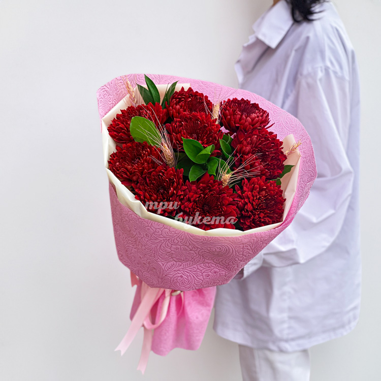 Букет из красных хризантем и зелени