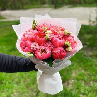 Букет коралловых пионов и розовых эустом Букет коралловых пионов и розовых эустом