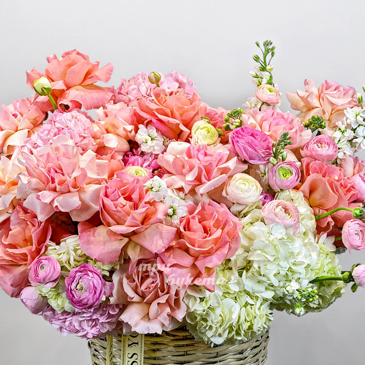 Корзина коралловых роз с гортензиями (крупный план)