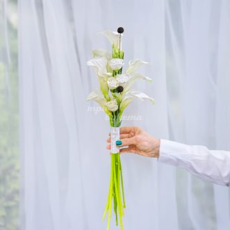 Букет невесты из белых калл и эустом