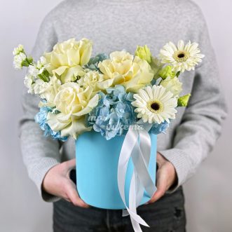 Голубые гортензии с белыми розами в коробке