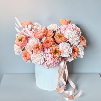 Коробка коралловых пионовидных роз и гвоздик