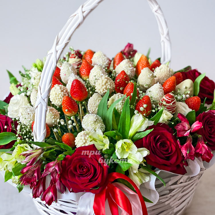 Корзина клубники в шоколаде с цветами (крупный план)