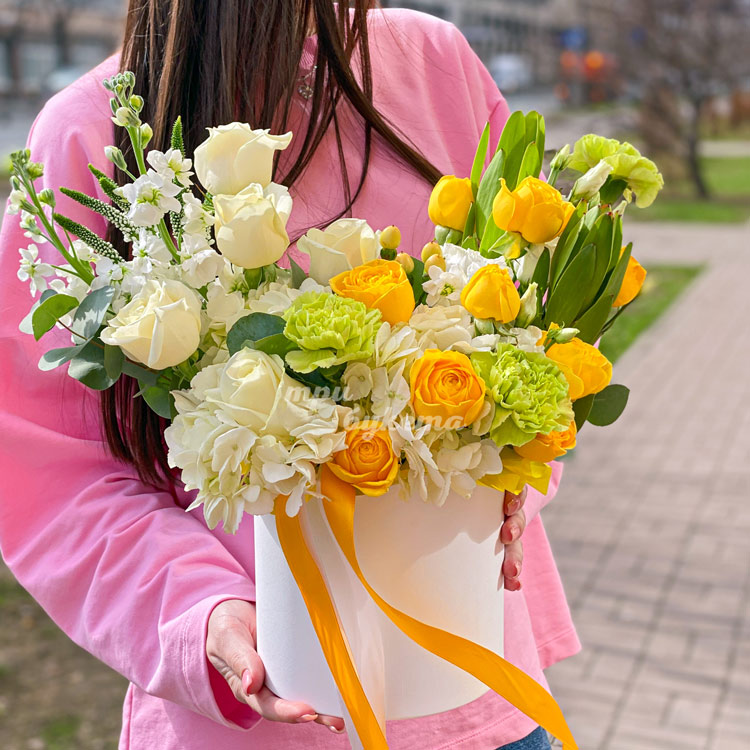 Яркая коробка роз, гвоздик и маттиол (в руках флориста)