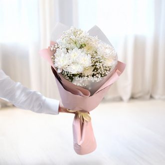 Букет из белых хризантем с гипсофилой Букет из белых хризантем с гипсофилой